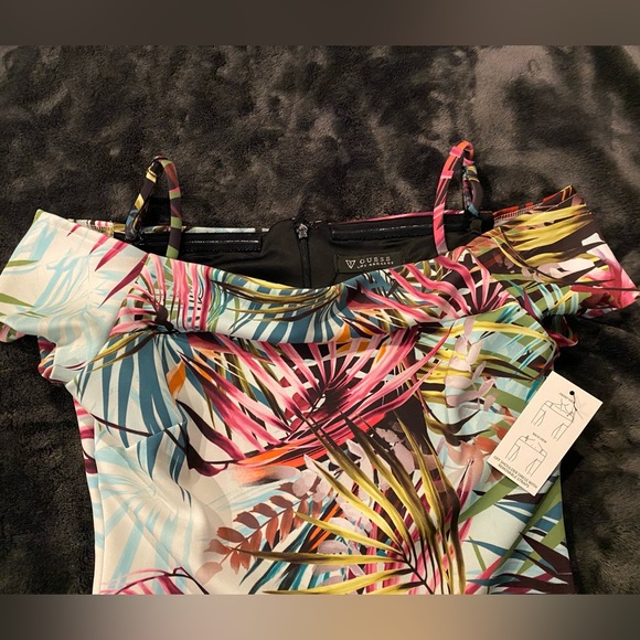 Beautiful Guess Off-the-shoulder sheath Dress. A Vibrant choice.Brad new.size 4 - Picture 10 of 13